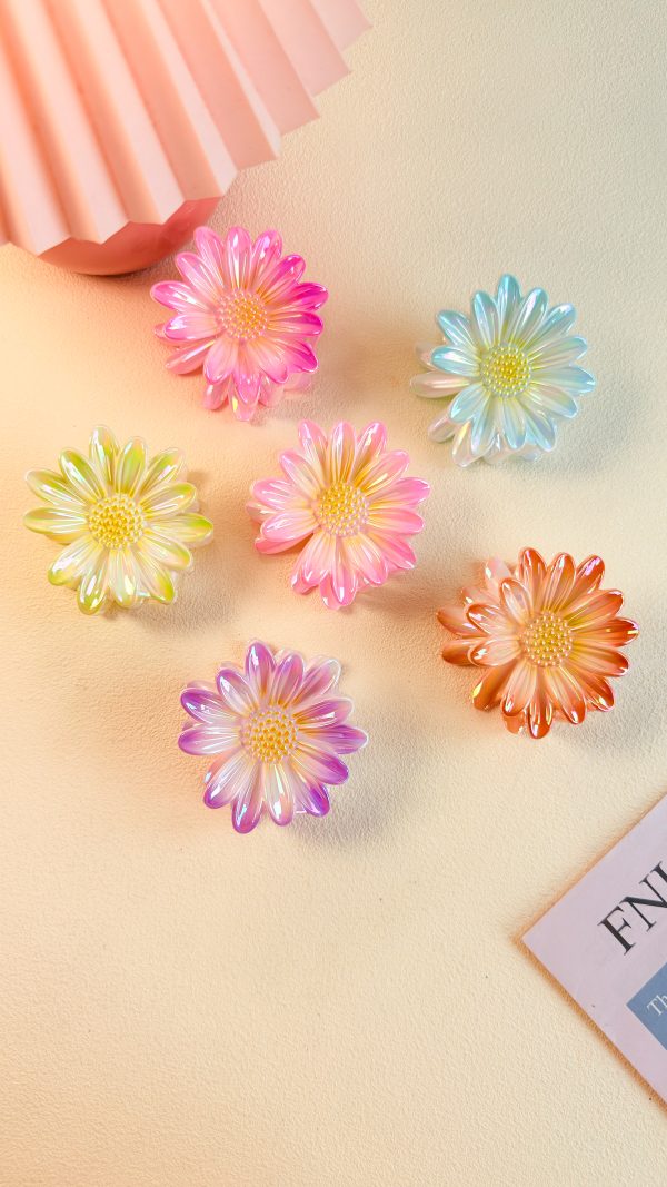 Pearlescent Gradient Daisy Hair Clips