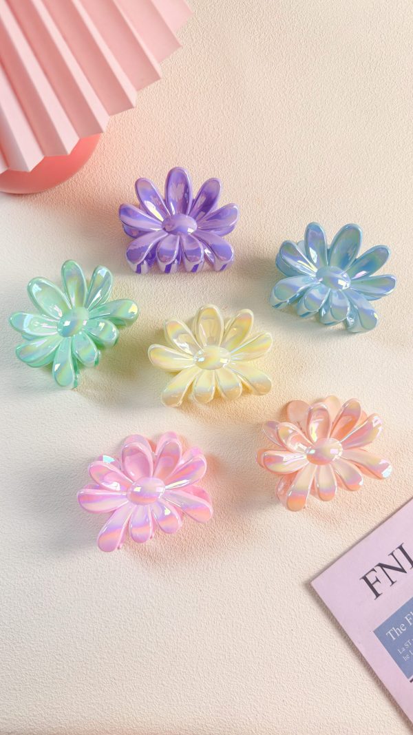 Shimmer Y2K Daisy Hair Claw