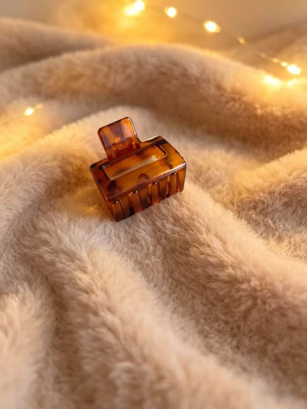 Retro sugar cube-shaped non-slip small hair clip